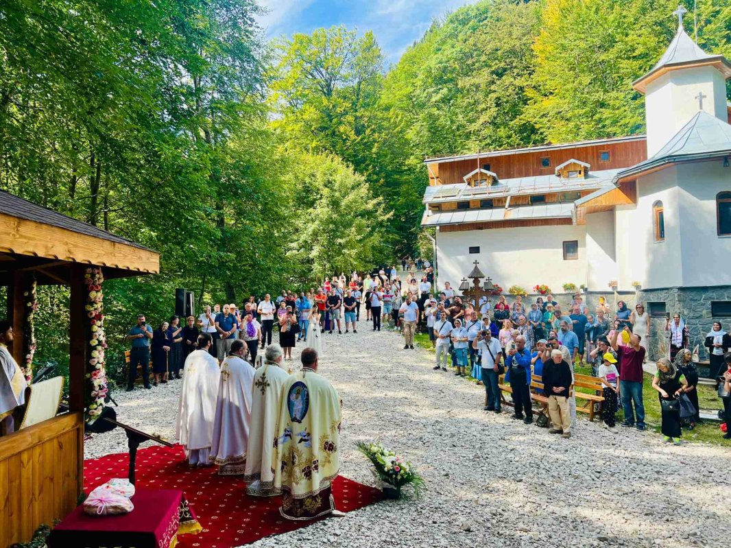 Moment de împlinire pentru obștea Schitului „Sfânta Ana”-Cota 1.400 306882