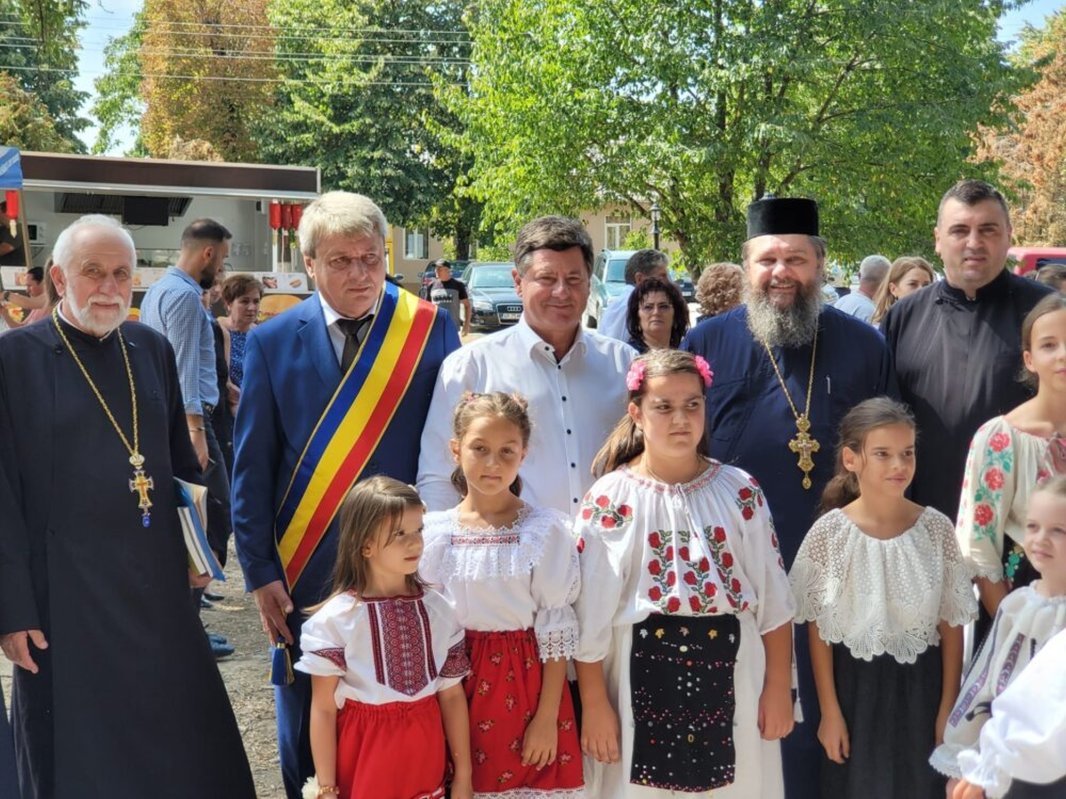 Întâlnirea fiilor satului într-o parohie arădeană 306942