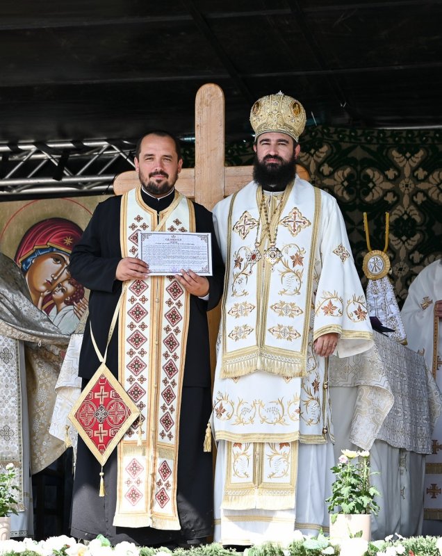 Sfinţiri de biserici în Episcopia Devei şi Hunedoarei 306917