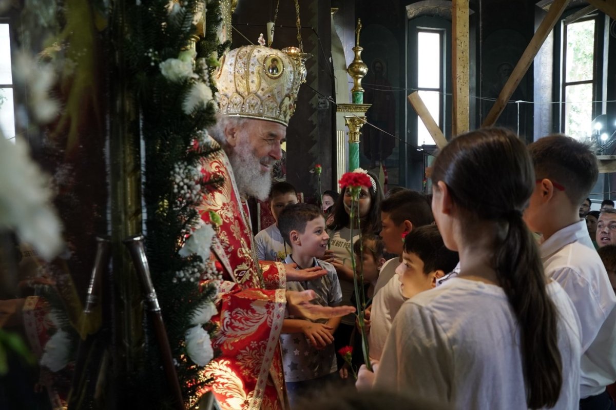 Liturghie arhierească și filantropie la o biserică din Brăila 307177