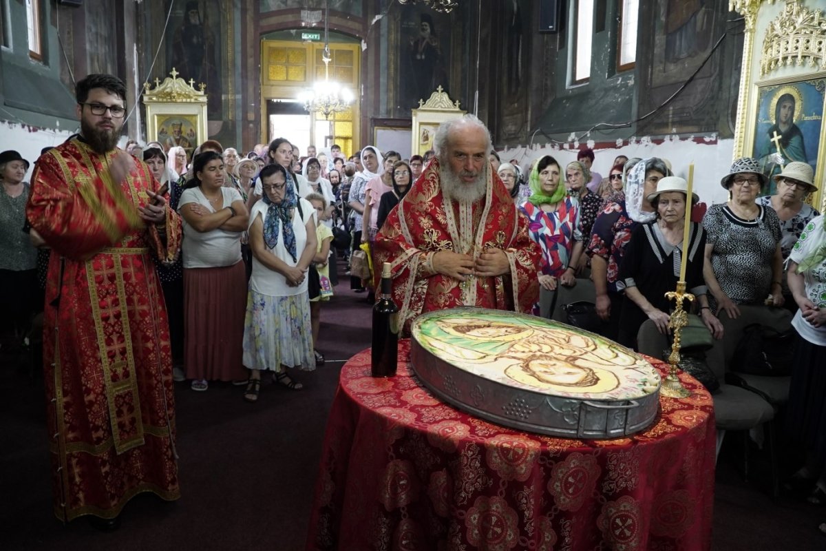 Liturghie arhierească și filantropie la o biserică din Brăila 307178