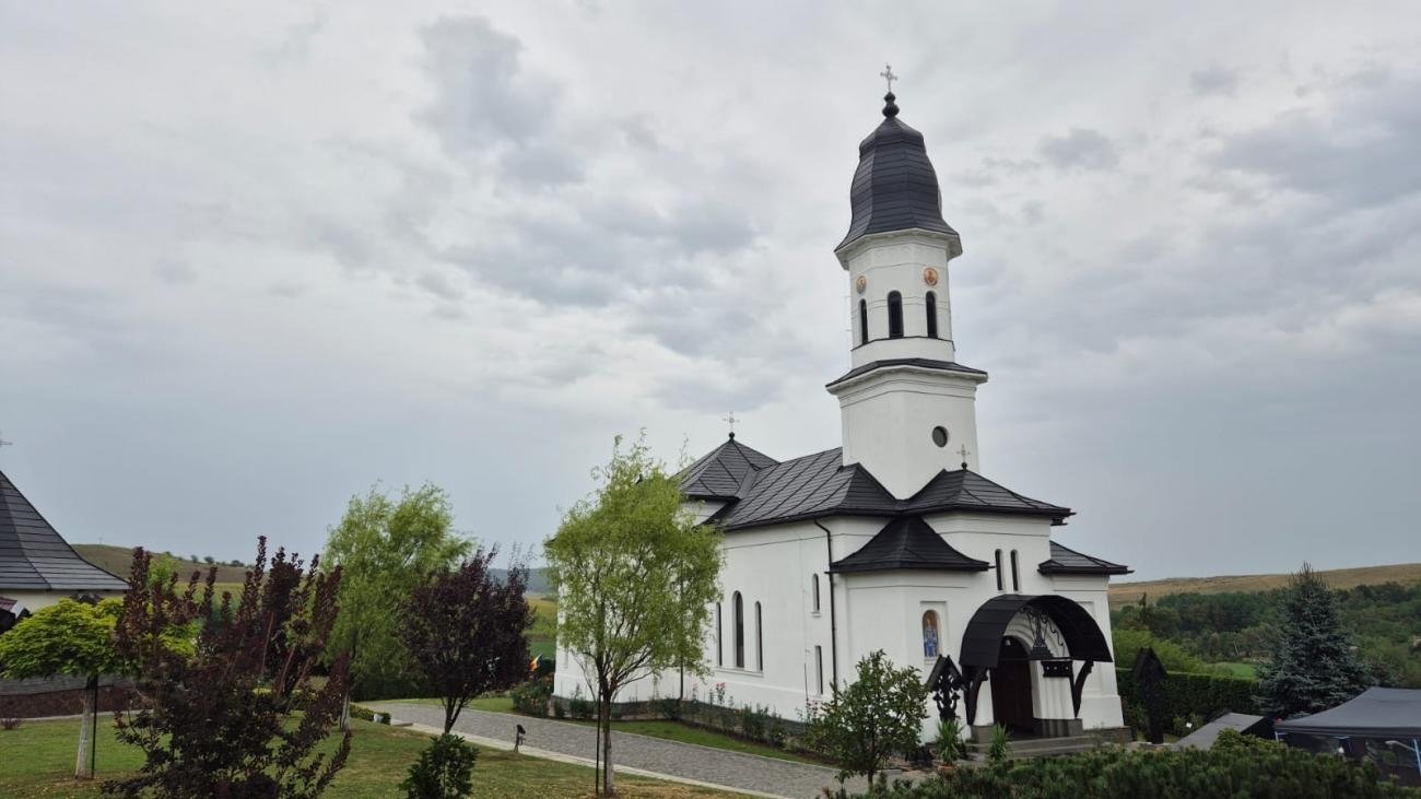 Slujire arhierească la praznicul unui așezământ din Mureş 307157