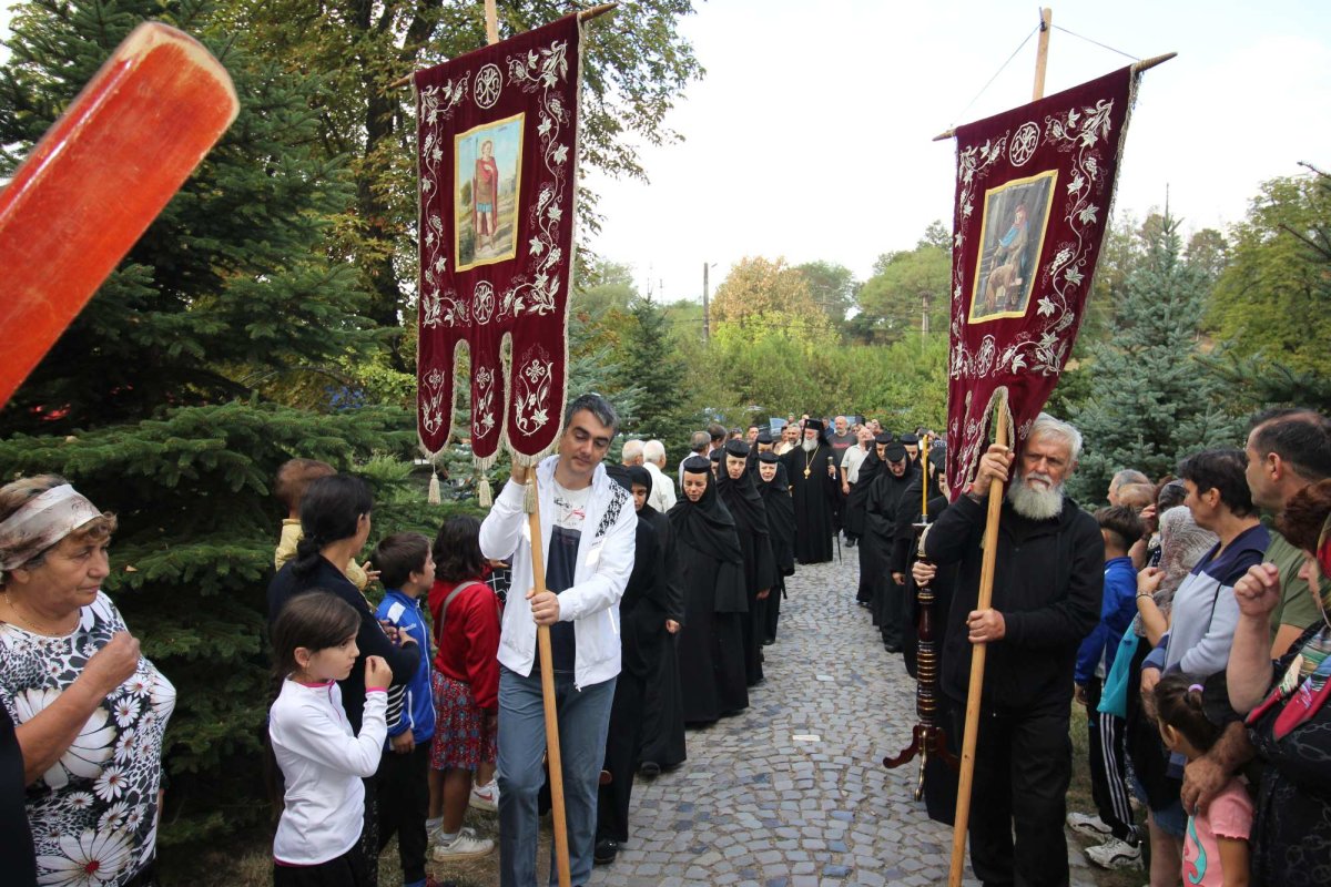 Zi de praznic la mănăstirea gorjeană Cămărășeasca 307172