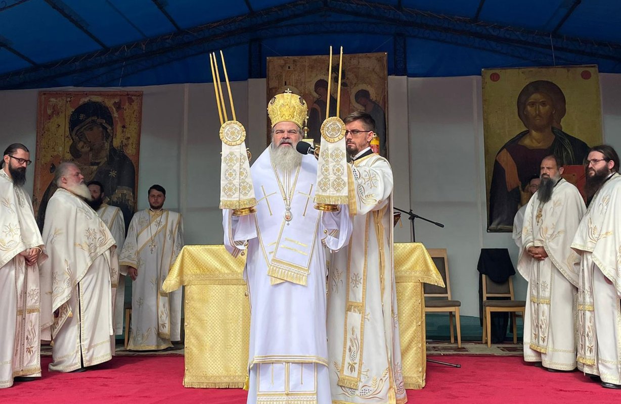 Slujire arhierească la catedrala din Huși 307384