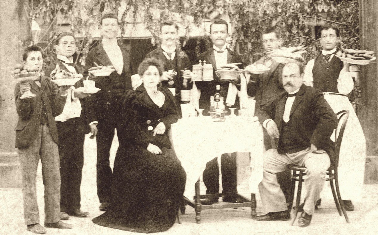 O vizită în casele bucureștene din prima jumătate a secolului XX 307471