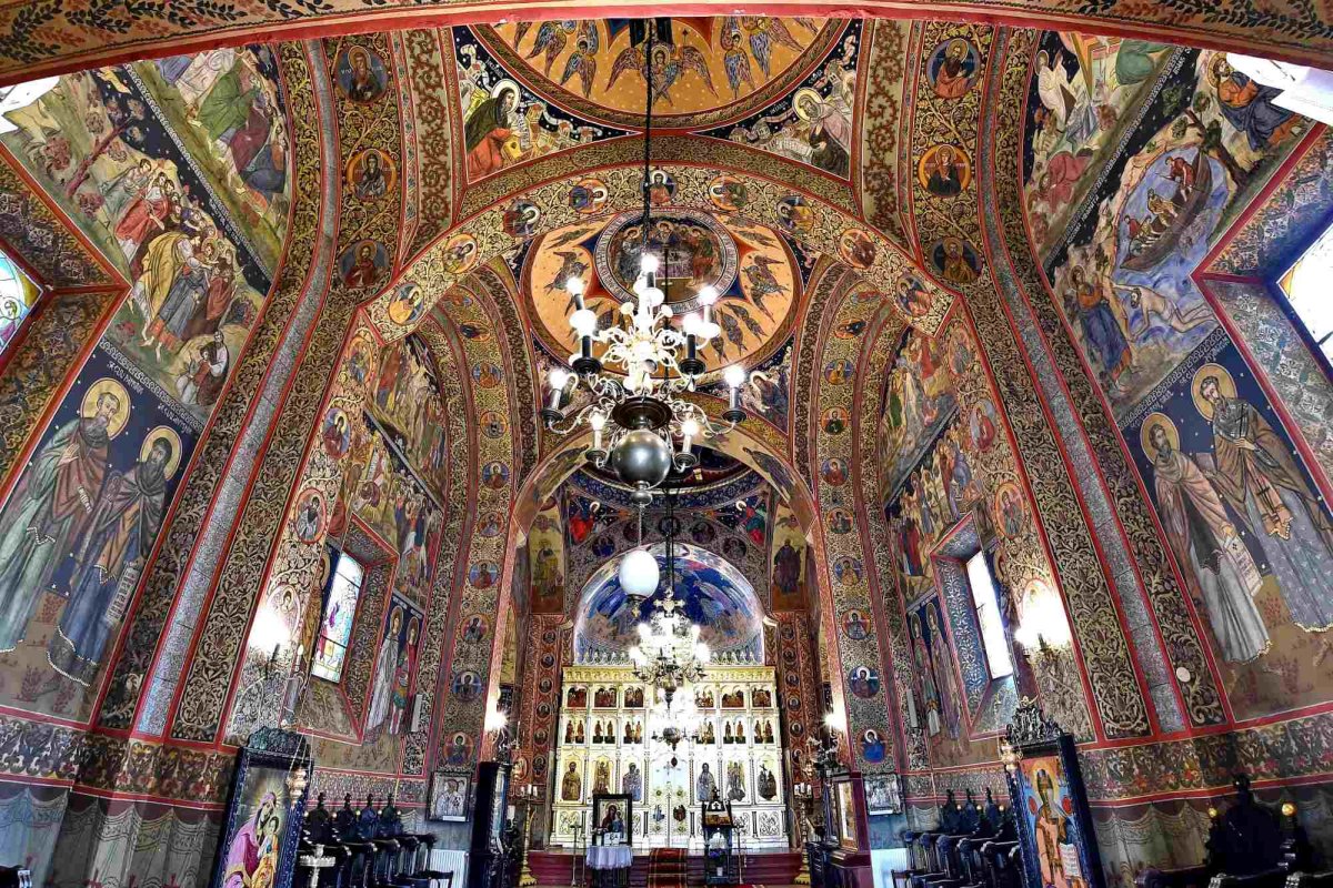 Asocieri necuvenite ale animalelor cu elemente ale spațiului liturgic tradițional 307530