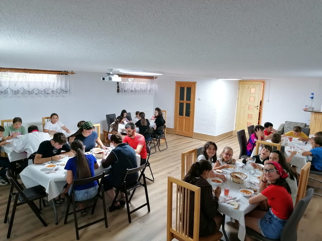 Tabere pentru copii și tineri la centrul socio‑cultural de la Tărlungeni, Braşov 307801