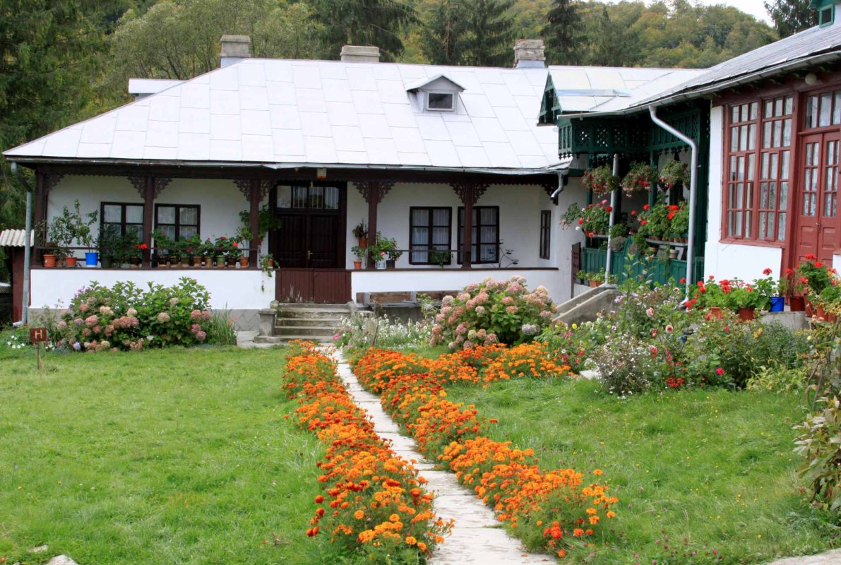 Mănăstirea Suzana - broboane de sudoare, picături de har 307142