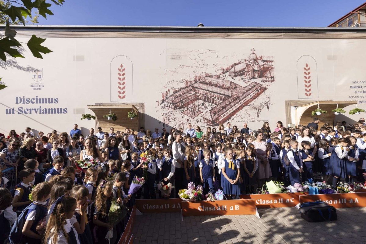 Elevii Liceului „Sfinţii Trei Ierarhi” din Capitală uniţi în rugăciune 308065