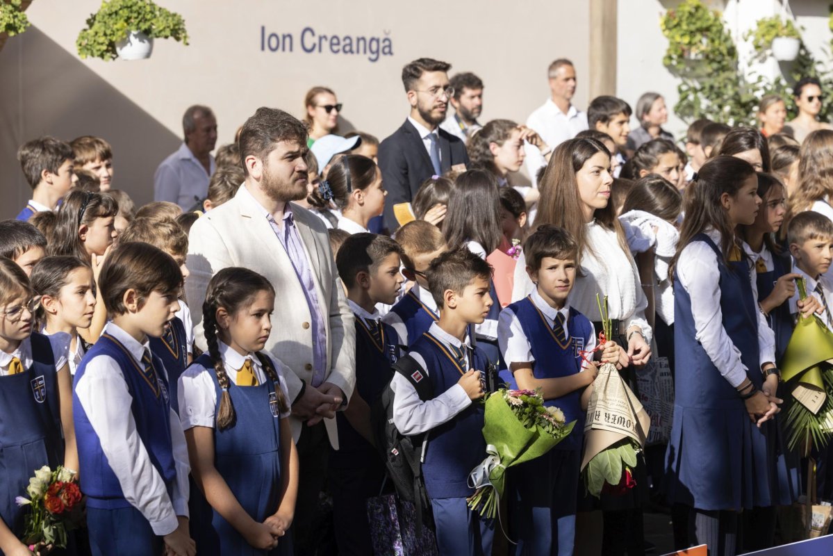 Elevii Liceului „Sfinţii Trei Ierarhi” din Capitală uniţi în rugăciune 308066