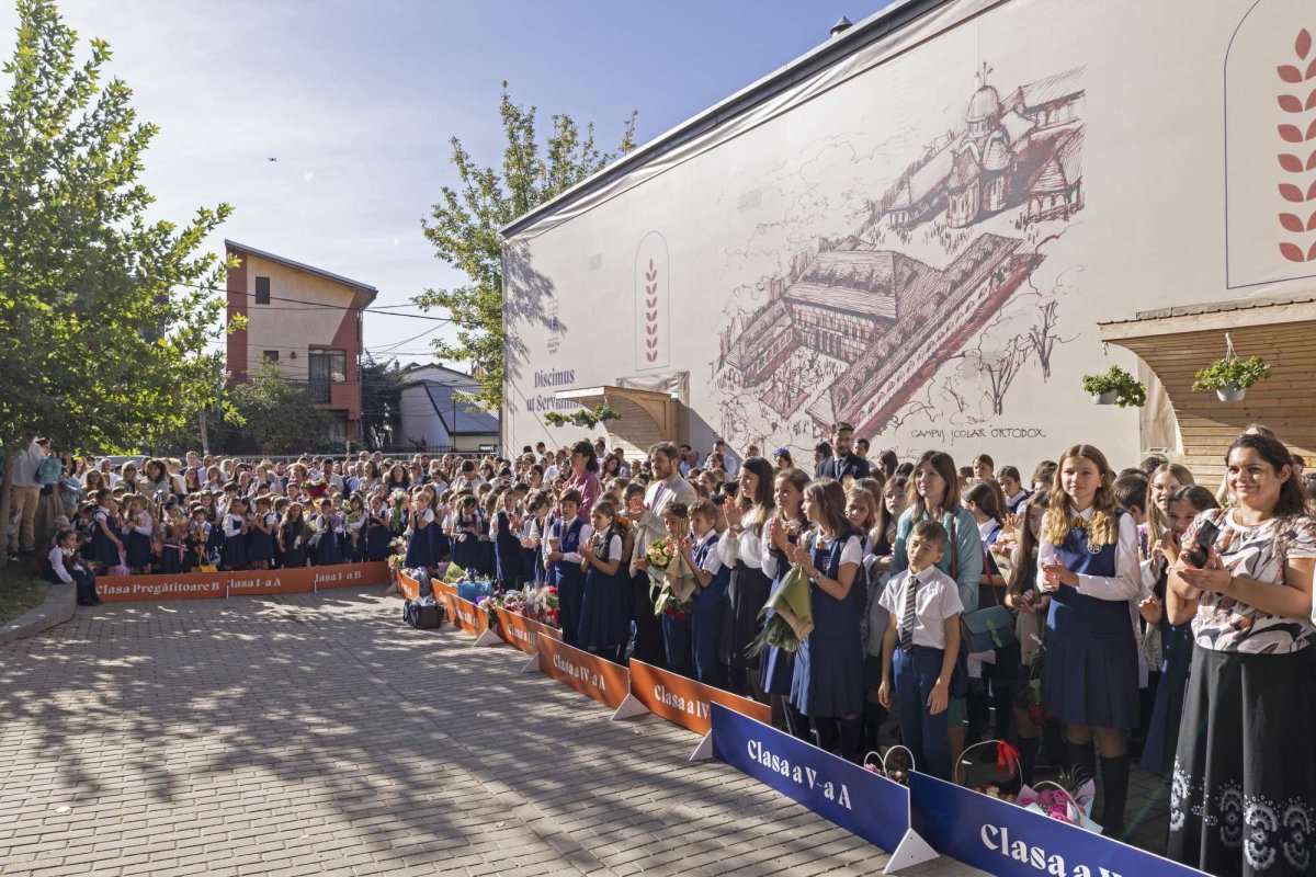 Elevii Liceului „Sfinţii Trei Ierarhi” din Capitală uniţi în rugăciune 308067