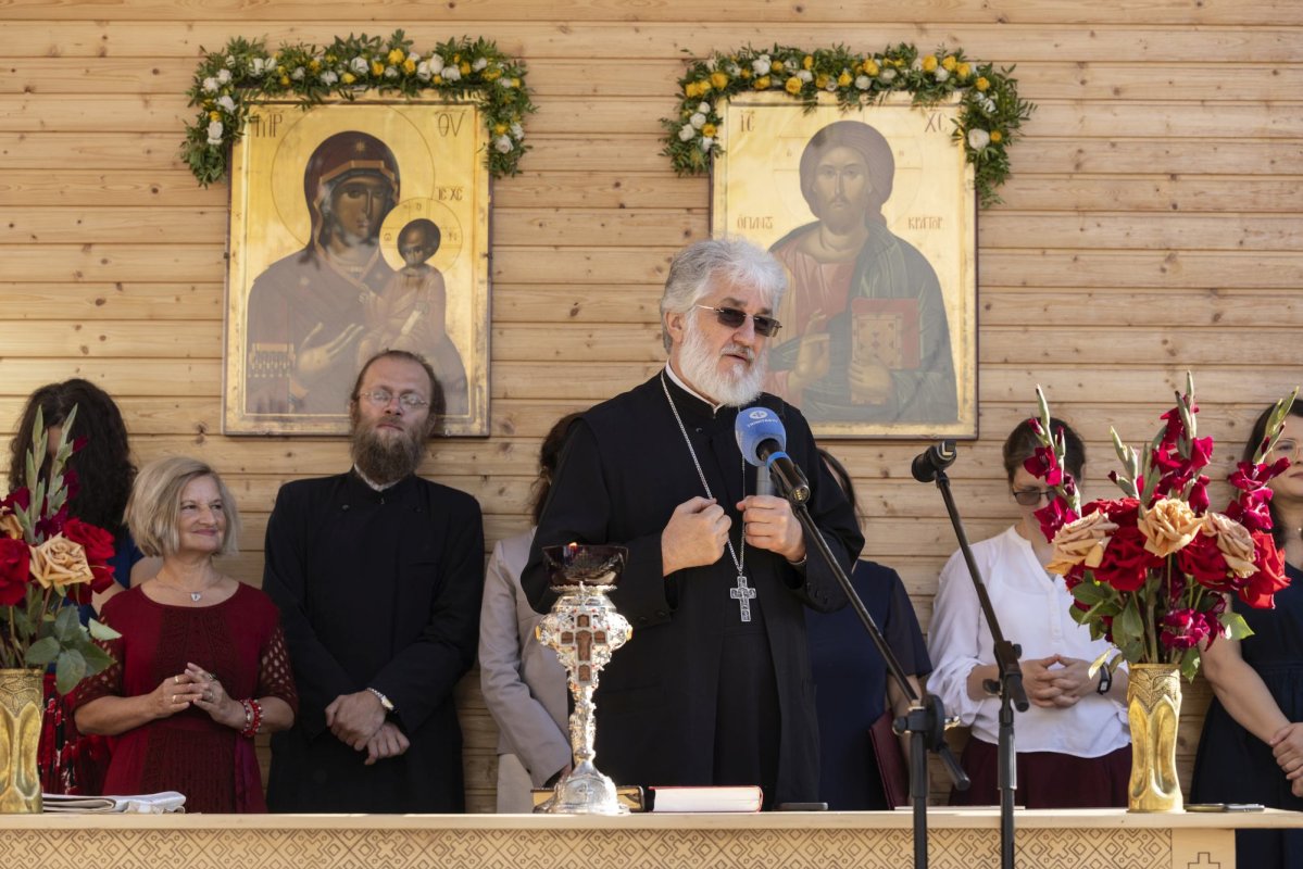 Elevii Liceului „Sfinţii Trei Ierarhi” din Capitală uniţi în rugăciune 308068