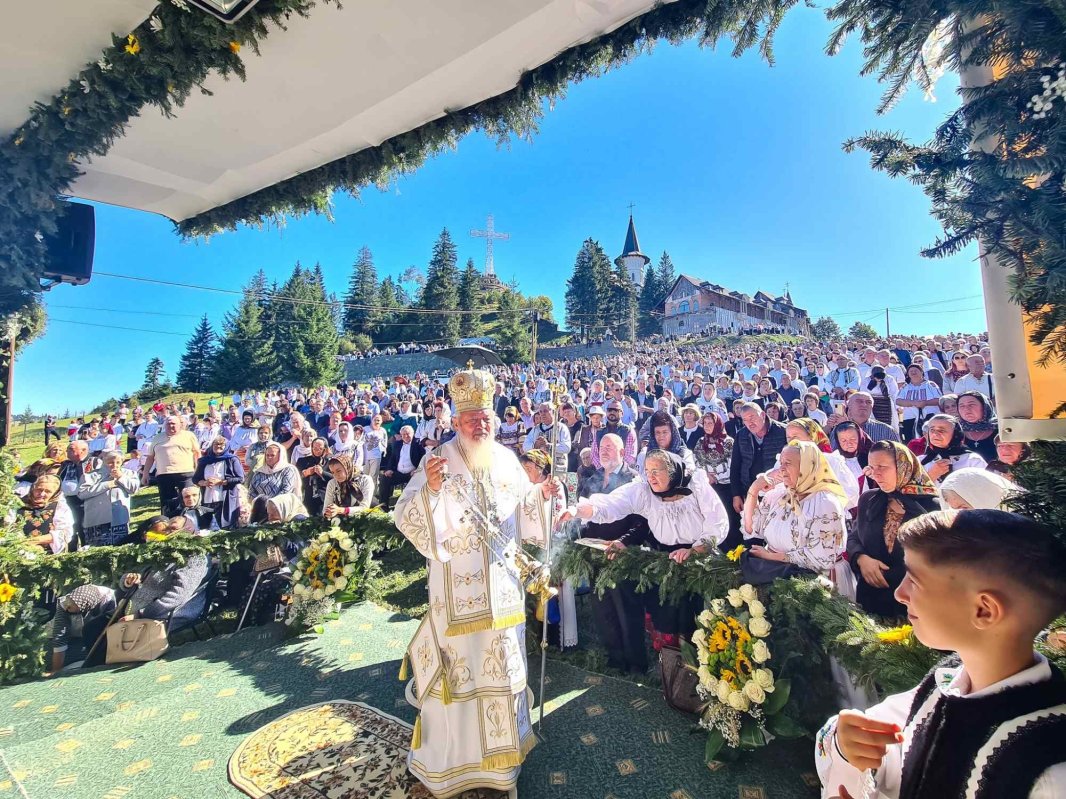 Hramul Mănăstirii „Nașterea Maicii Domnului” de la Piatra Fântânele 308027