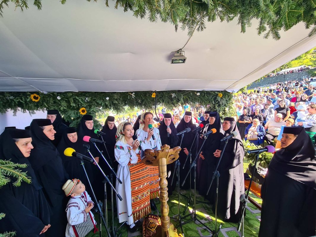 Hramul Mănăstirii „Nașterea Maicii Domnului” de la Piatra Fântânele 308030