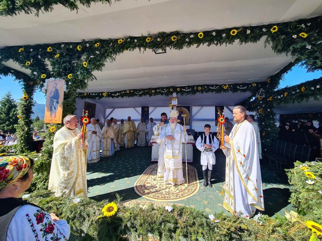 Hramul Mănăstirii „Nașterea Maicii Domnului” de la Piatra Fântânele 308031