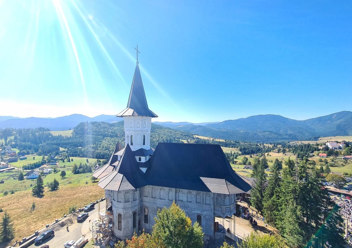 Hramul Mănăstirii „Nașterea Maicii Domnului” de la Piatra Fântânele 308032