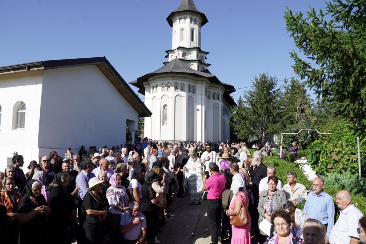 Zi de întreită sărbătoare la Mănăstirea Cudalbi din judeţul Galaţi  308077