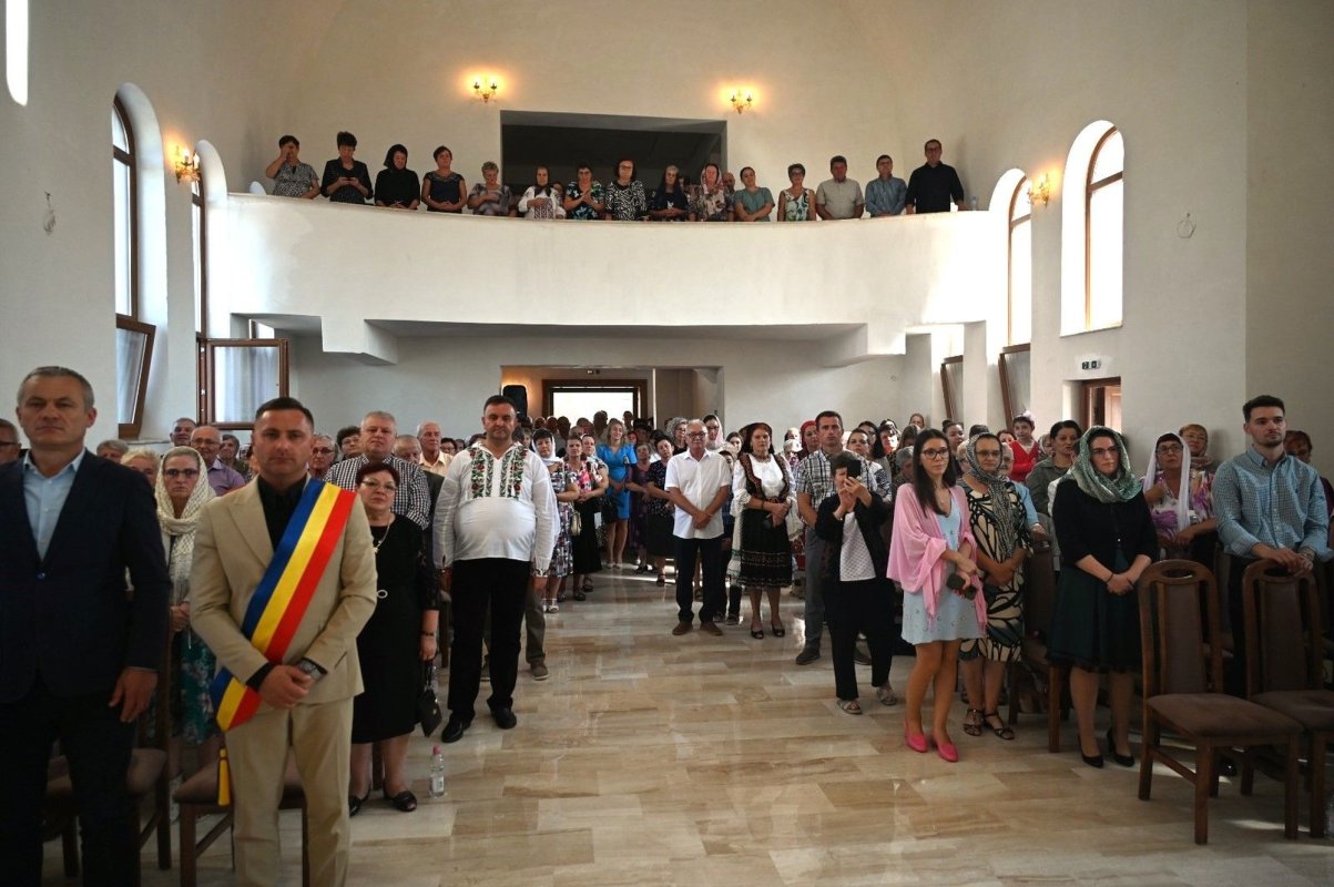 Prima Sfântă Liturghie pe Altarul bisericii noi din Parohia Vintere, Episcopia Oradiei 308137