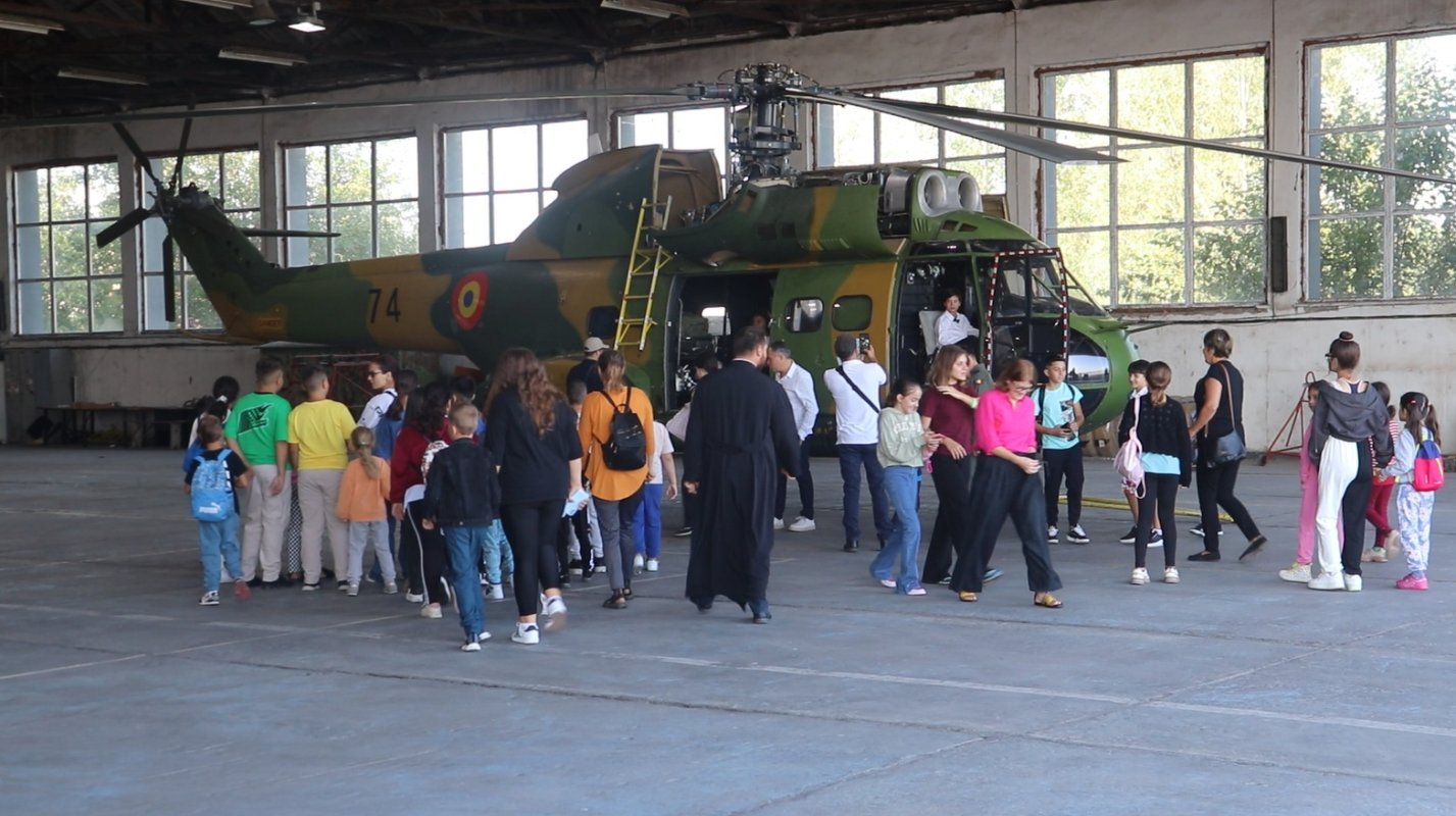 60 de copii prahoveni au vizitat Baza 90 Transport Aerian Otopeni 308224