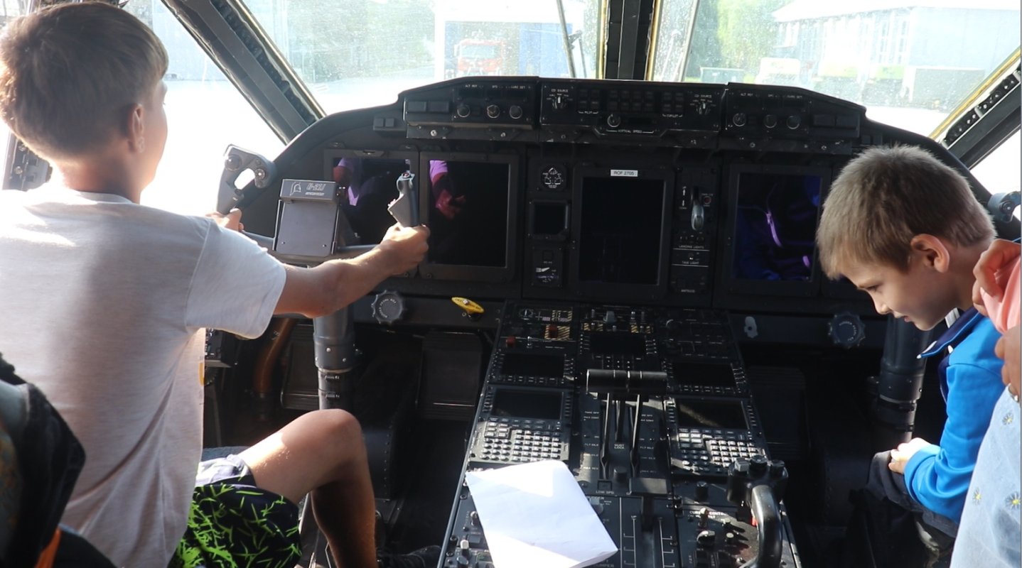 60 de copii prahoveni au vizitat Baza 90 Transport Aerian Otopeni 308225