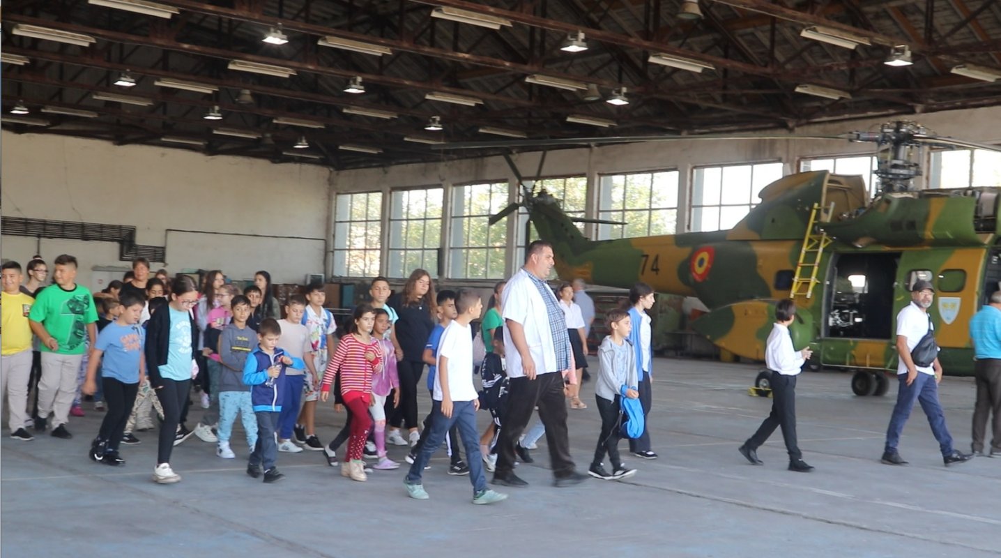 60 de copii prahoveni au vizitat Baza 90 Transport Aerian Otopeni 308226