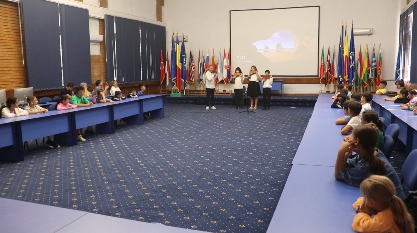 60 de copii prahoveni au vizitat Baza 90 Transport Aerian Otopeni 308227