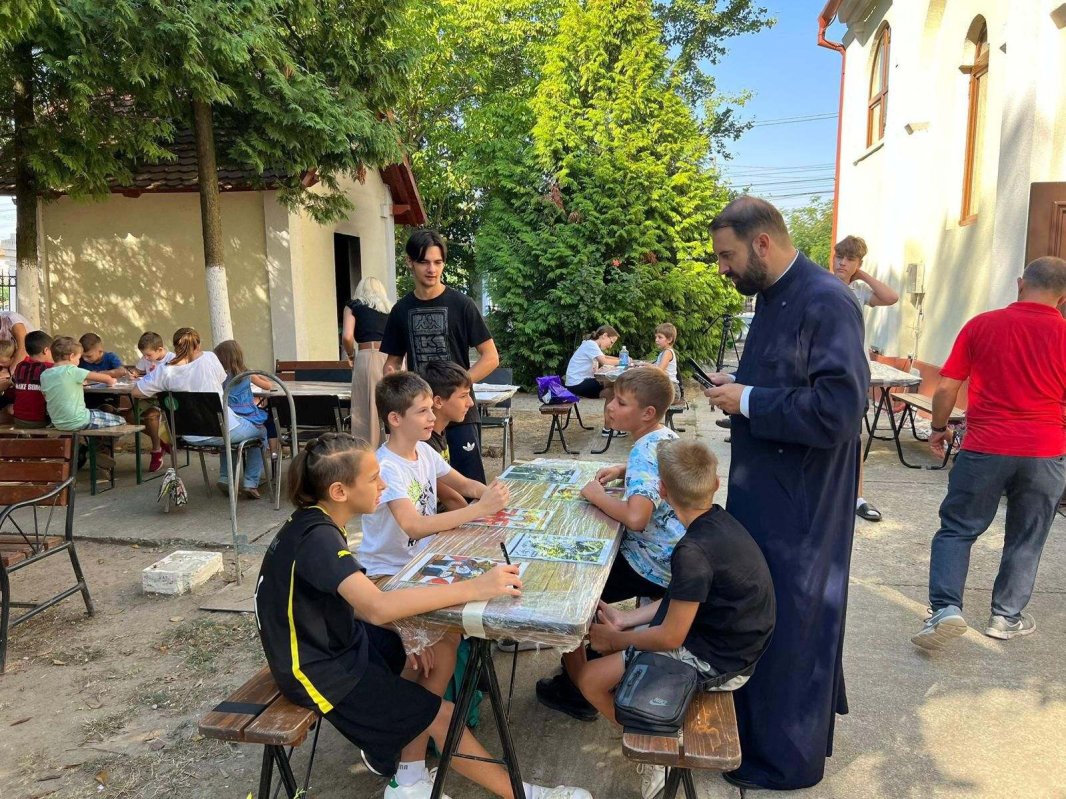 Tabără de pictură pe sticlă la parohia timișeană Șag 308232