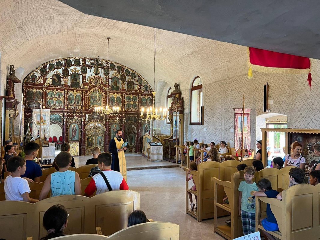 Tabără de pictură pe sticlă la parohia timișeană Șag 308233