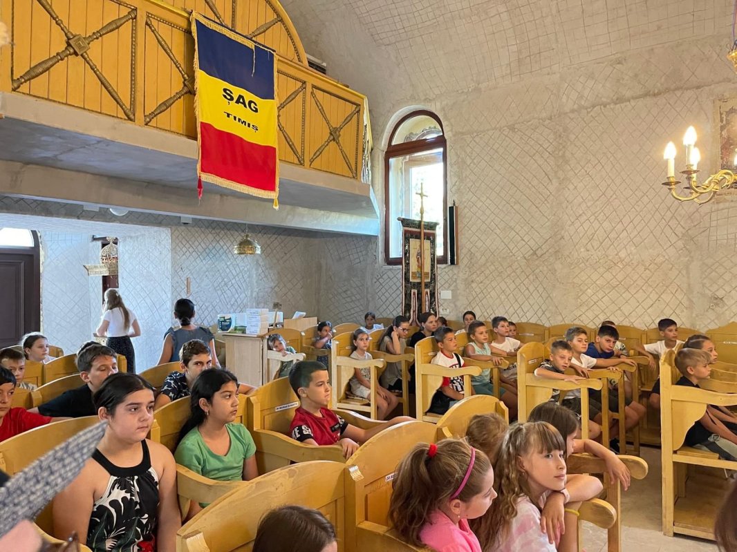 Tabără de pictură pe sticlă la parohia timișeană Șag 308234