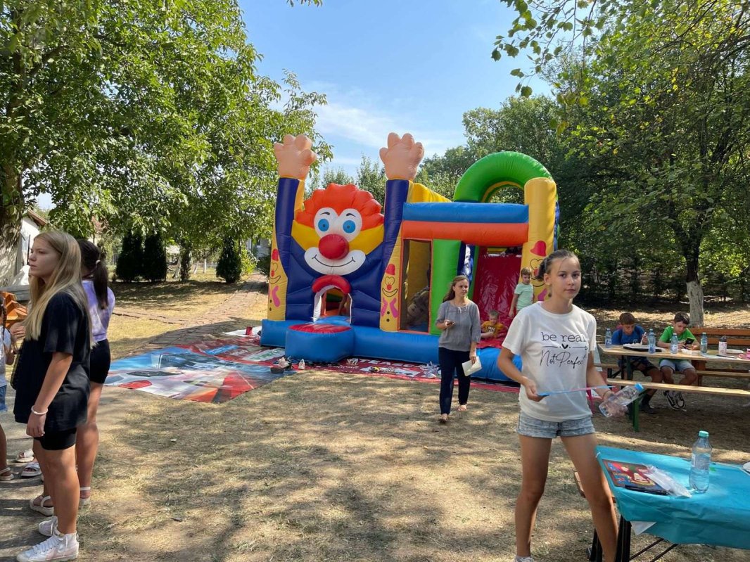 Tabără de pictură pe sticlă la parohia timișeană Șag 308235