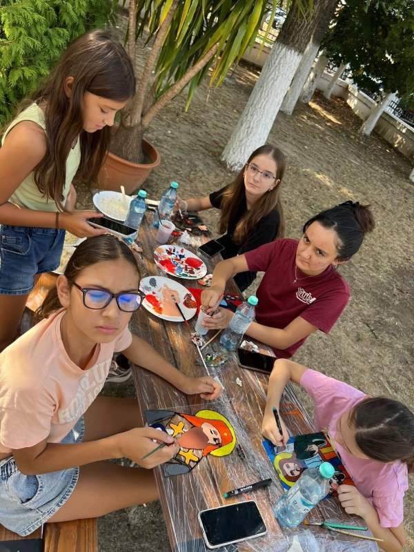 Tabără de pictură pe sticlă la parohia timișeană Șag 308237