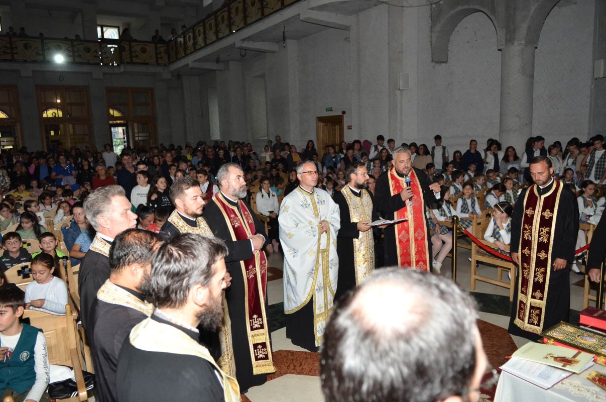 Binecuvântare la început de an școlar pentru elevii din Onești 308316