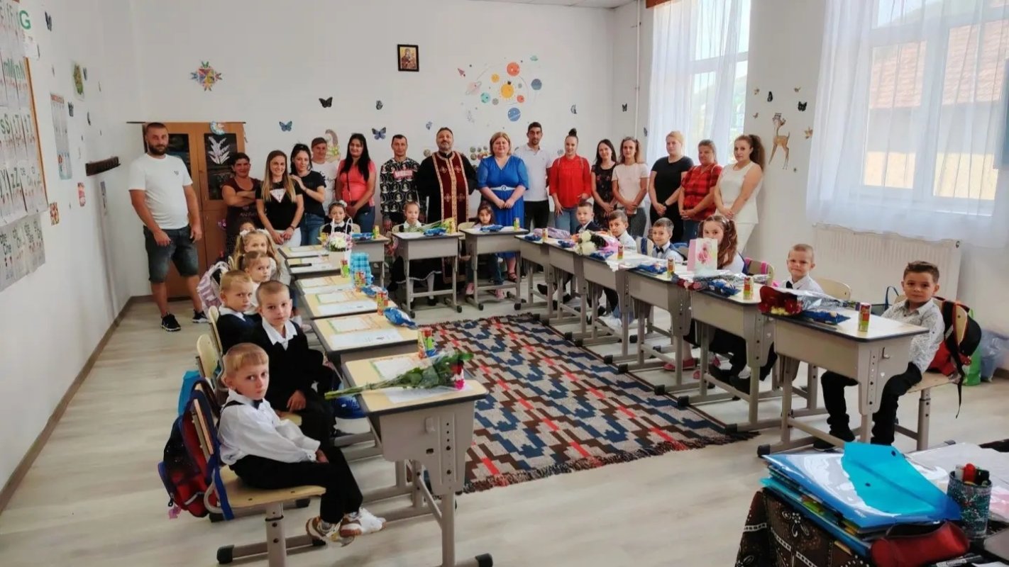 Peste 2.300 de elevi au primit ghiozdane cu rechizite de la Arhiepiscopia Râmnicului 308330