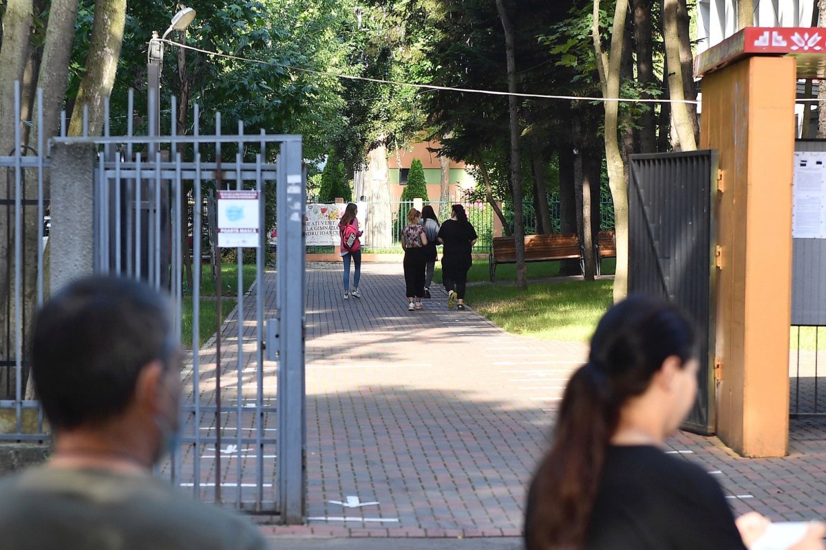 Avertizarea unui director: „Există dealeri de droguri în jurul şcolilor” 308391