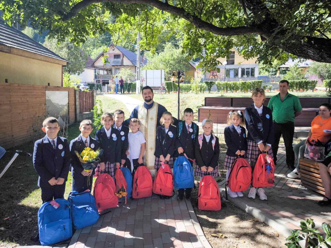 Ghiozdane cu rechizite pentru mai mulți elevi buzoieni și vrânceni 308454