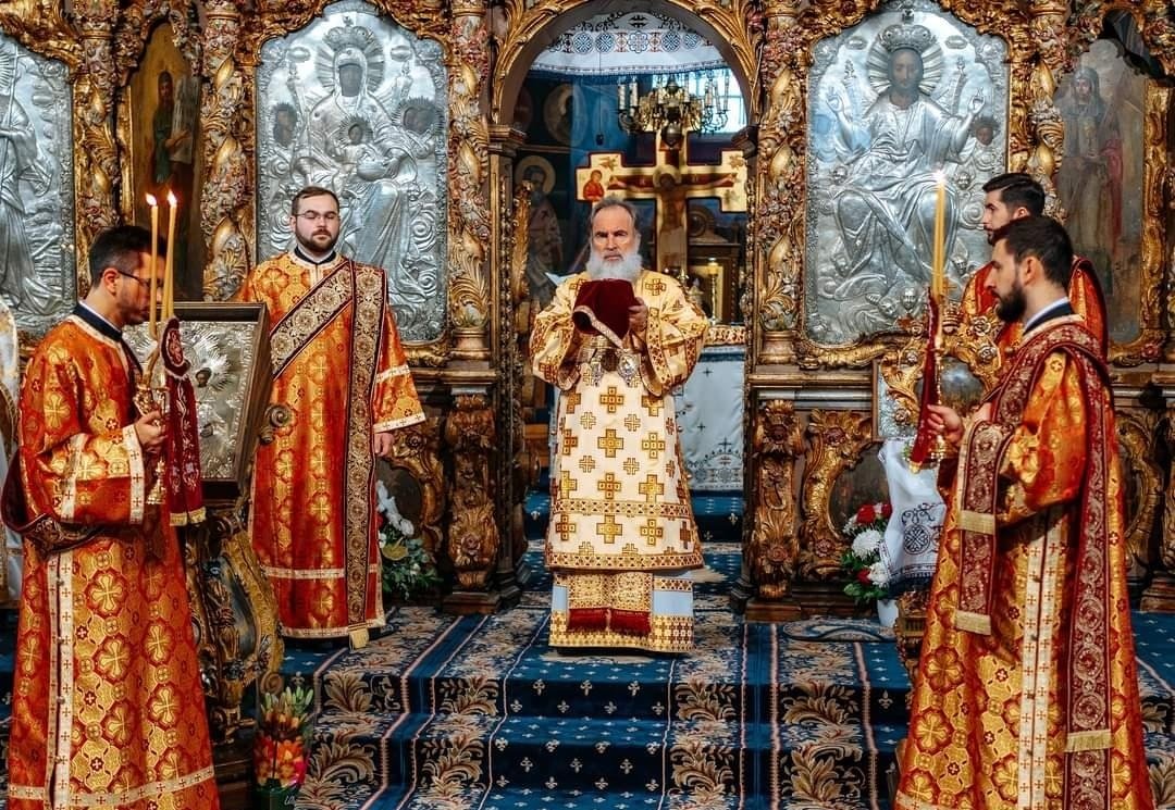 Praznicul Înălțării Sfintei Cruci la catedrala din Roman 308670