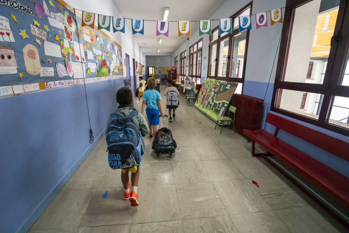 Tot mai multe țări UE restricționează folosirea telefonului în școli 308495