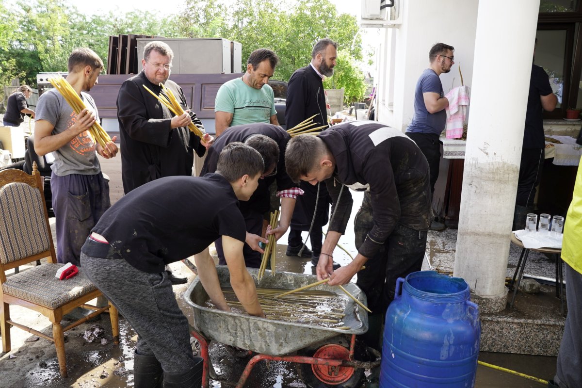 Arhiepiscopul Dunării de Jos în mijlocul sinistraților gălățeni 308897