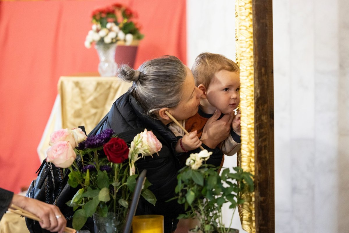 Cinstirea unei familii de sfinți mucenici la o biserică bucureșteană 309102