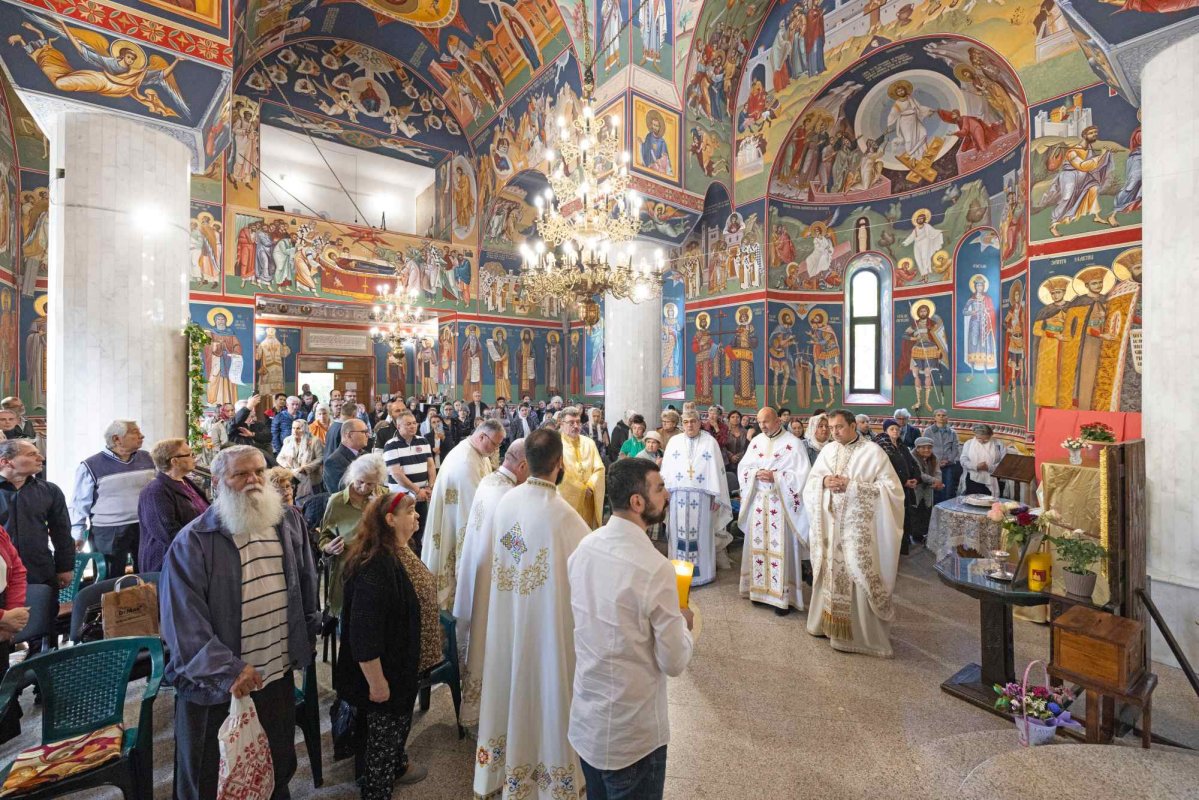 Cinstirea unei familii de sfinți mucenici la o biserică bucureșteană 309104