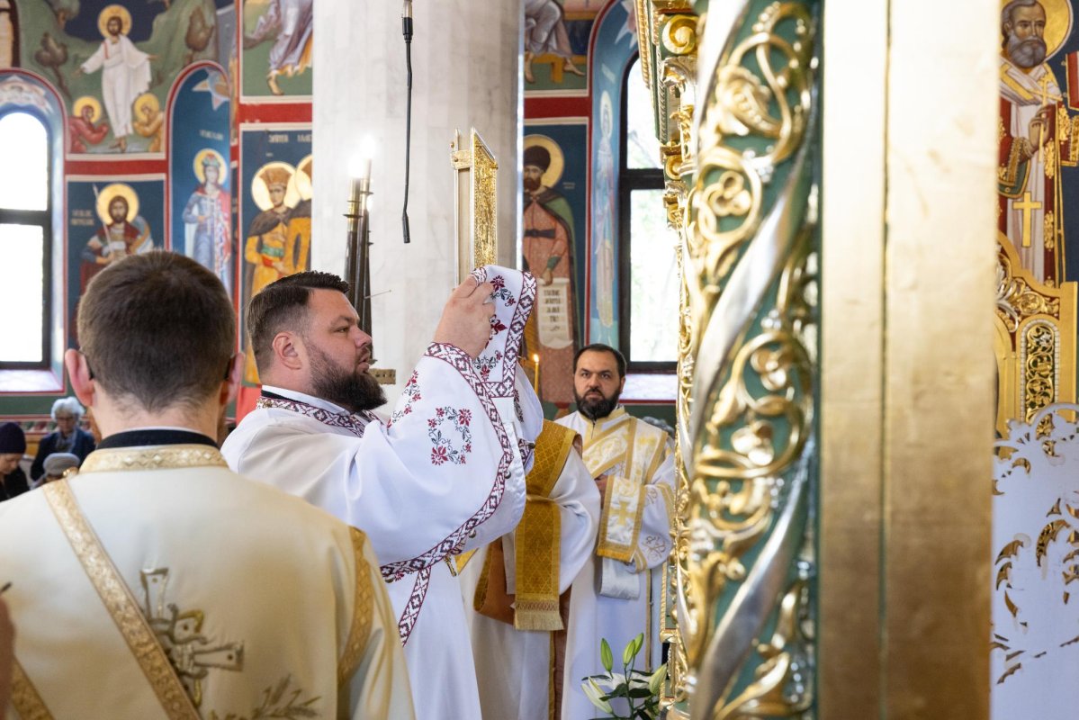 Cinstirea unei familii de sfinți mucenici la o biserică bucureșteană 309105