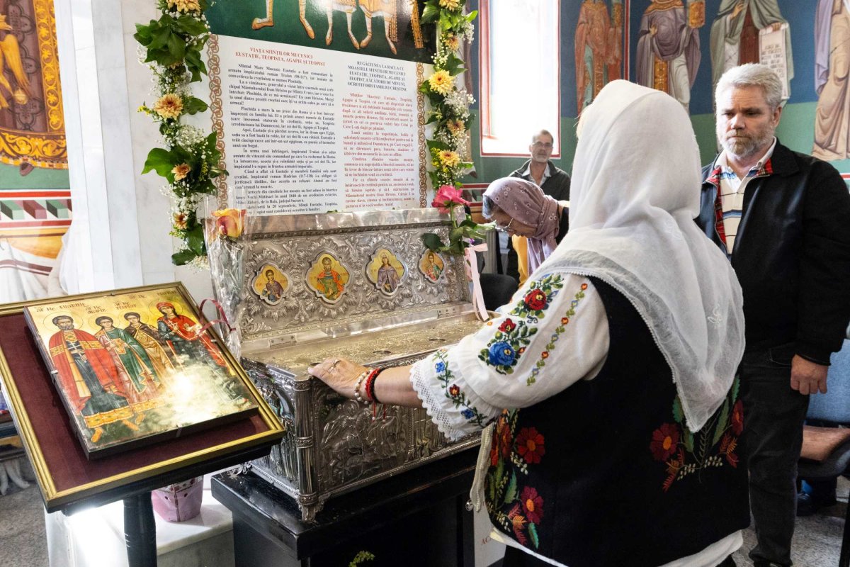 Cinstirea unei familii de sfinți mucenici la o biserică bucureșteană 309107