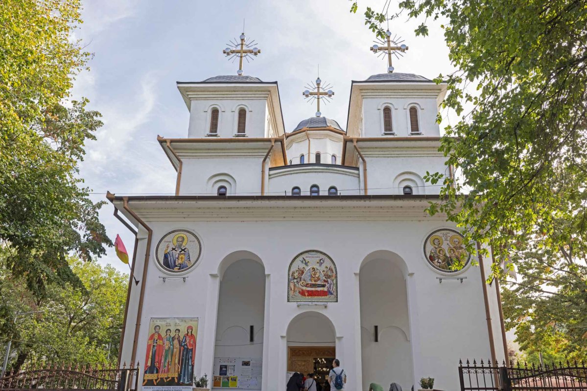 Cinstirea unei familii de sfinți mucenici la o biserică bucureșteană 309114