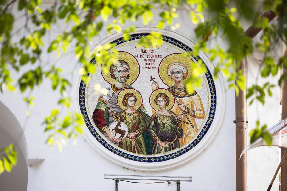 Cinstirea unei familii de sfinți mucenici la o biserică bucureșteană 309115
