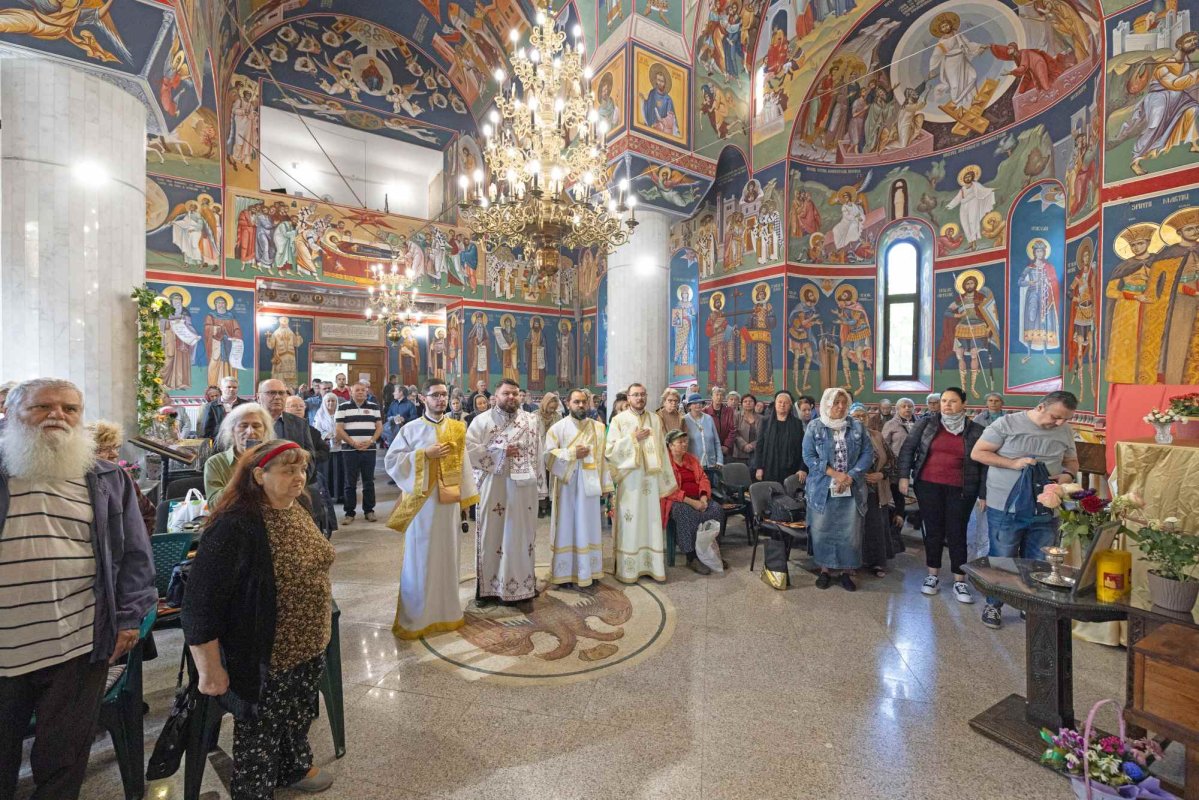 Cinstirea unei familii de sfinți mucenici la o biserică bucureșteană 309129