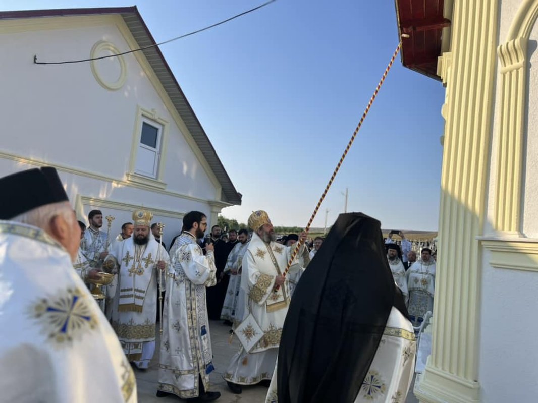 Biserica „Izvorul Tămăduirii” din Hlipiceni, sfințită de doi ierarhi 309232