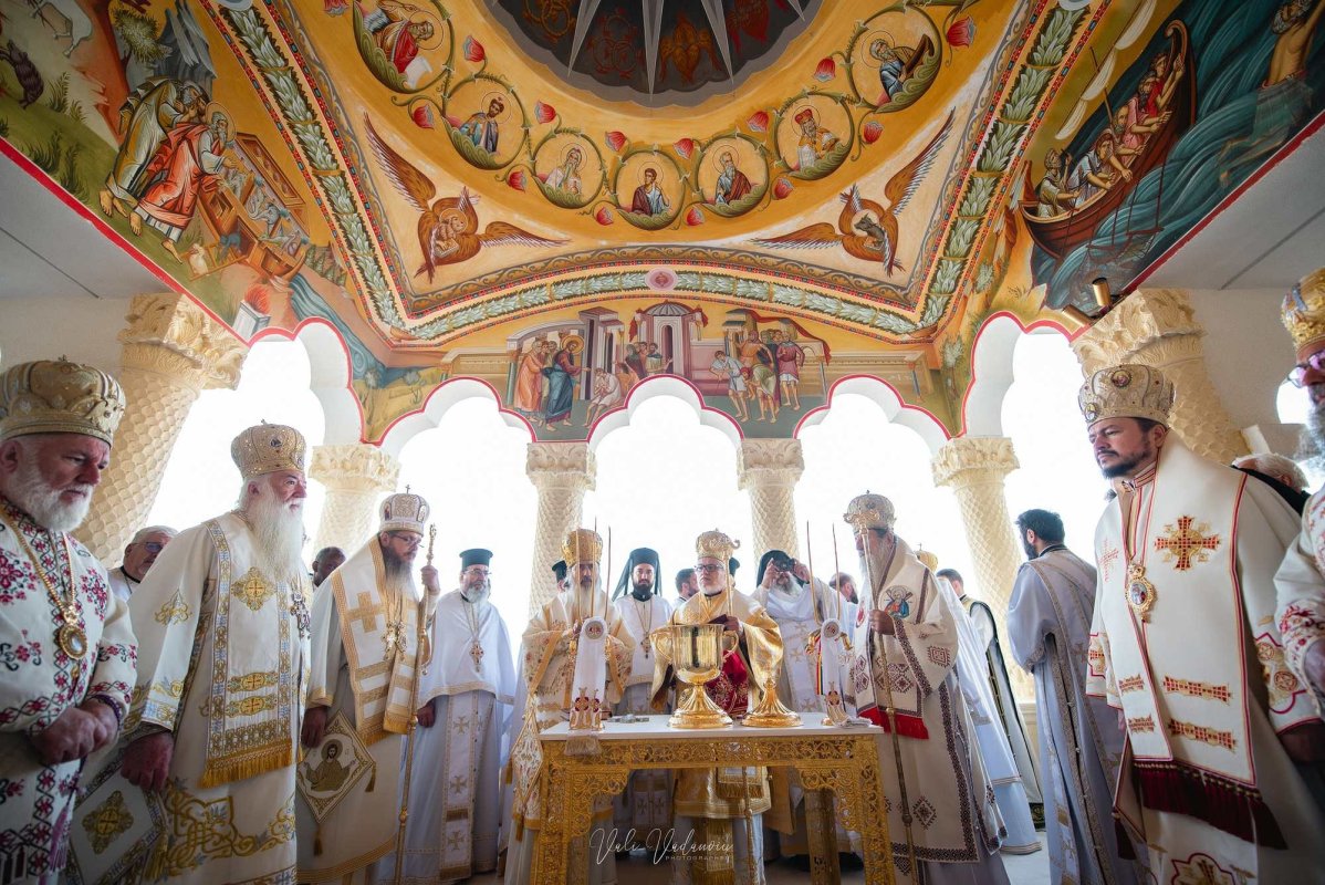16 ierarhi au sfințit paraclisul Mănăstirii Văcăreștii Noi 309385