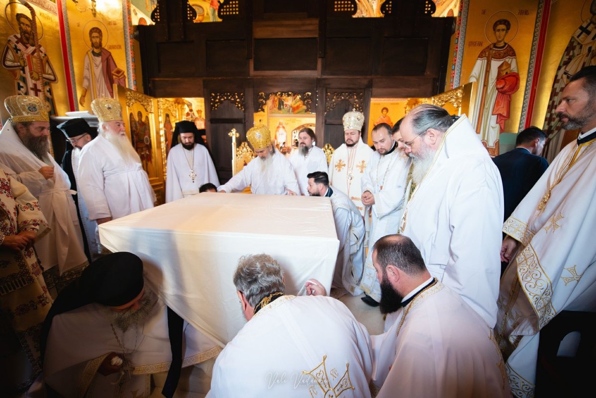 16 ierarhi au sfințit paraclisul Mănăstirii Văcăreștii Noi 309386