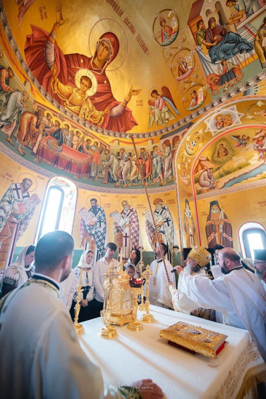 16 ierarhi au sfințit paraclisul Mănăstirii Văcăreștii Noi 309388