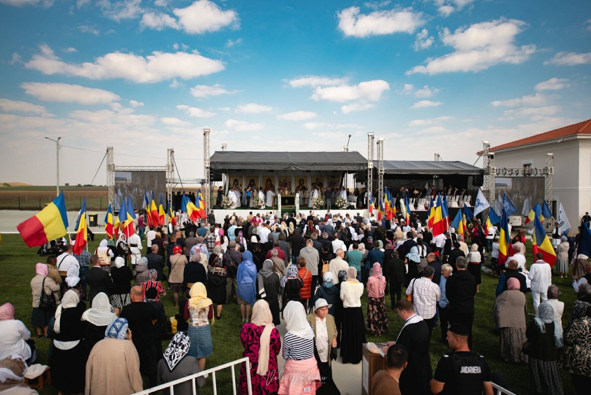 16 ierarhi au sfințit paraclisul Mănăstirii Văcăreștii Noi 309389